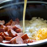 Casseruola di wurstel e patate fritte