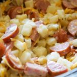 Casseruola di wurstel e patate fritte