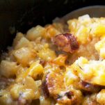 Casseruola di wurstel e patate fritte