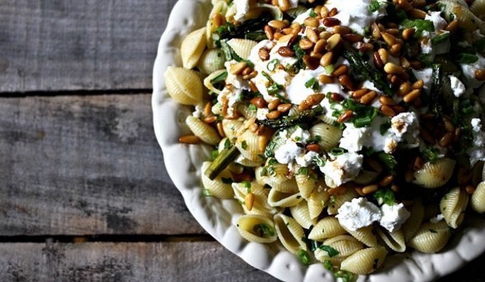 Conchiglie con asparagi, caprino e yogurt