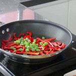 Spaghetti di riso al curry e peperoni