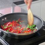 Spaghetti di riso al curry e peperoni