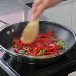 Spaghetti di riso al curry e peperoni