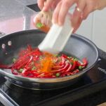 Spaghetti di riso al curry e peperoni