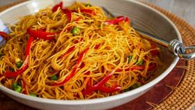 Spaghetti di riso al curry e peperoni