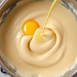 Uova nell'impasto della torta