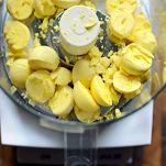 Uova farcite alle erbe e caprino