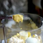 Uova farcite alle erbe e caprino