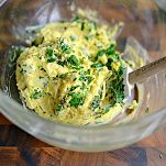 Uova farcite alle erbe e caprino