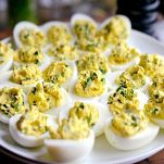 Uova farcite alle erbe e caprino