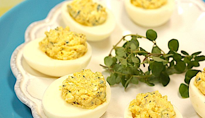 Uova sode farcite alle erbe e caprino