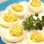 Uova farcite alle erbe e caprino