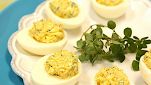Uova sode farcite alle erbe e caprino