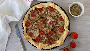 Crostata di melanzane sul tavolo