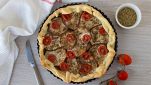 Crostata di melanzane sul tavolo