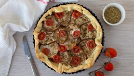 Crostata di melanzane sul tavolo