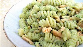 Fusilli al pesto di zucchine e salmone