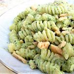 Fusilli al pesto di zucchine e salmone