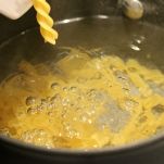 Fusilli all&#8217;insalata con verdure e salsiccia