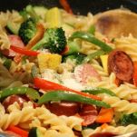 Fusilli all&#8217;insalata con verdure e salsiccia