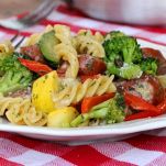 Fusilli all&#8217;insalata con verdure e salsiccia