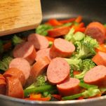 Fusilli all&#8217;insalata con verdure e salsiccia