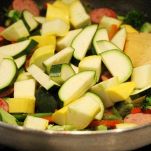 Fusilli all&#8217;insalata con verdure e salsiccia