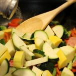 Fusilli all&#8217;insalata con verdure e salsiccia