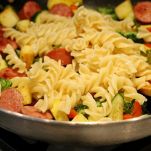 Fusilli all&#8217;insalata con verdure e salsiccia