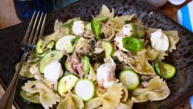 Pasta con zucchine e tonno