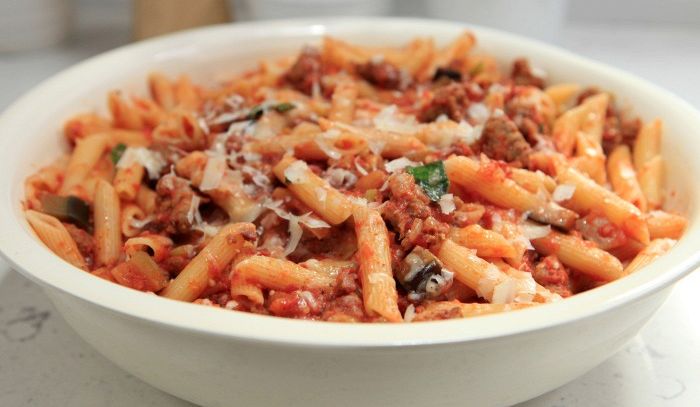 Penne con melanzane e salsiccia