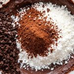 Cioccolato, cocco e cacao nel composto della torta