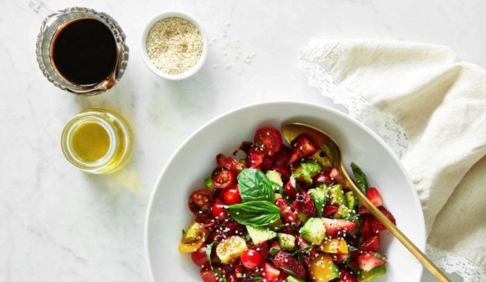 Caprese con avocado e fragole