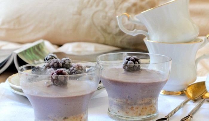 Dolce alla cioccolata e frutta