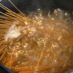 Noodles con piselli e carote