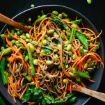 Noodles con piselli e carote