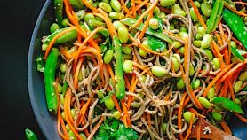 Noodles con piselli e carote