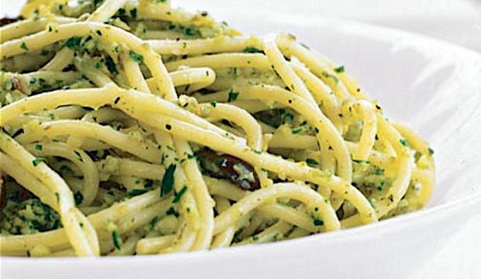 Pasta con pesto di olive verdi