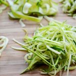 Pasta con zucchine e pesto di avocado