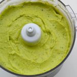 Pasta con zucchine e pesto di avocado