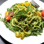 Pasta con zucchine e pesto di avocado