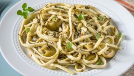 Pasta con pesto di olive verdi