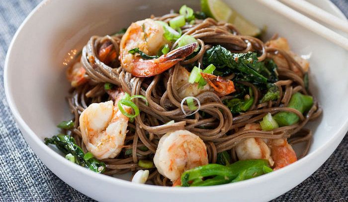 Spaghetti di soia con verdure e gamberetti