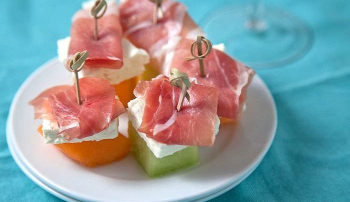 Tartine al melone e prosciutto crudo