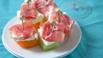 Tartine al melone e prosciutto crudo