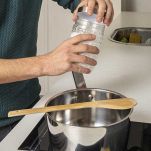 Versate lo zucchero in una pentola con qualche goccia di limone e fatelo sciogliere a fiamma bassa per 2-3 minuti, senza mescolare.