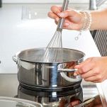 Quando lo zucchero sarà completamente sciolto, iniziate a mescolare per qualche secondo, aggiungete le mandorle tostate e lasciate cuocere per 2 minuti, continuando a mescolare.