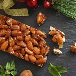 Lasciate riposare il torrone per qualche minuto, fino al totale raffreddamento. A questo punto, con l’aiuto di un coltello o di un batticarne, spezzate il torrone per ricavarne dei pezzi più maneggevoli.