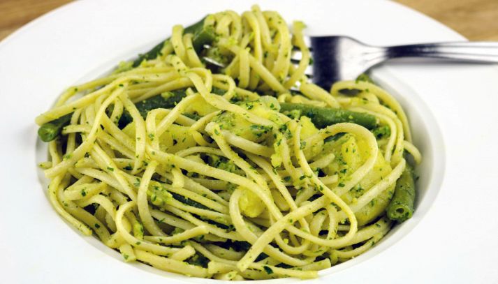 Spaghetti con fagiolini in pesto