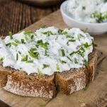 Crostini con crema alle erbe